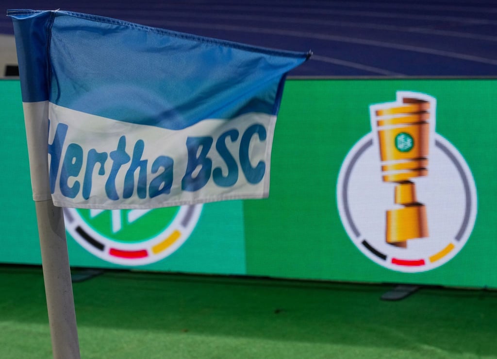 Eine Eckfahne mit dem Schriftzug „Hertha BSC“ weht vor dem Logo des DFB-Pokals.