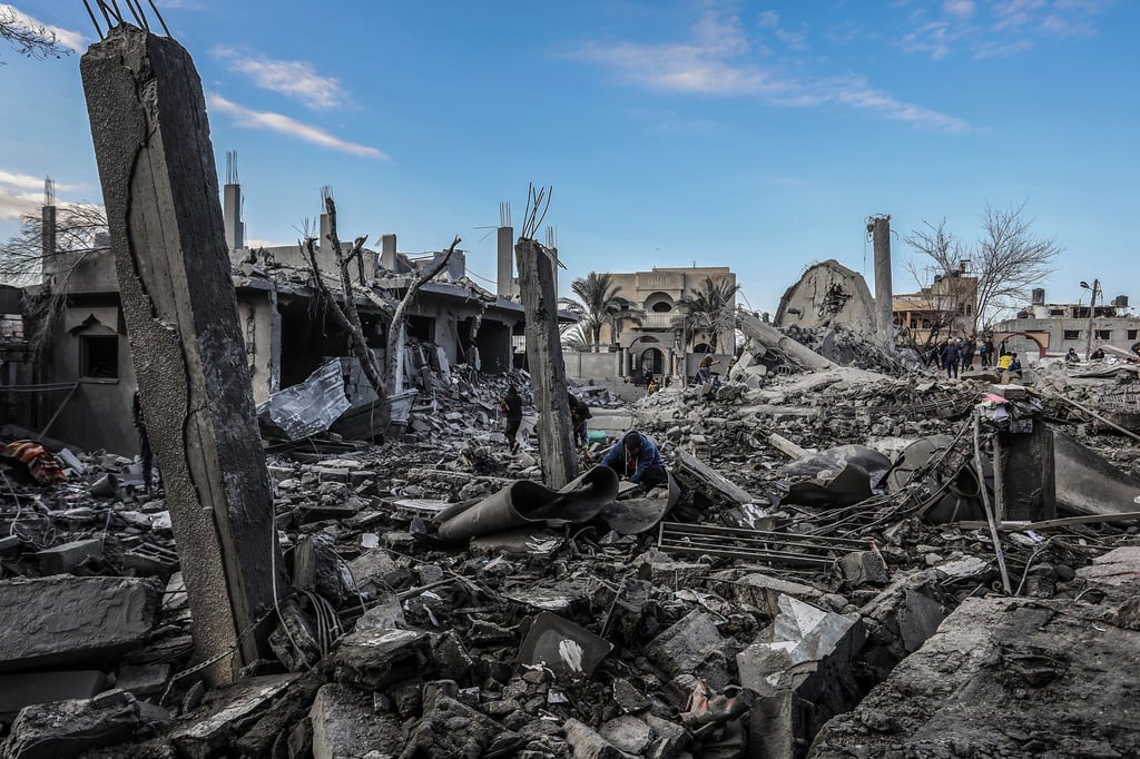 Blick auf beschädigte Häuser im Gazastreifen nach einem israelischen Luftangriff.