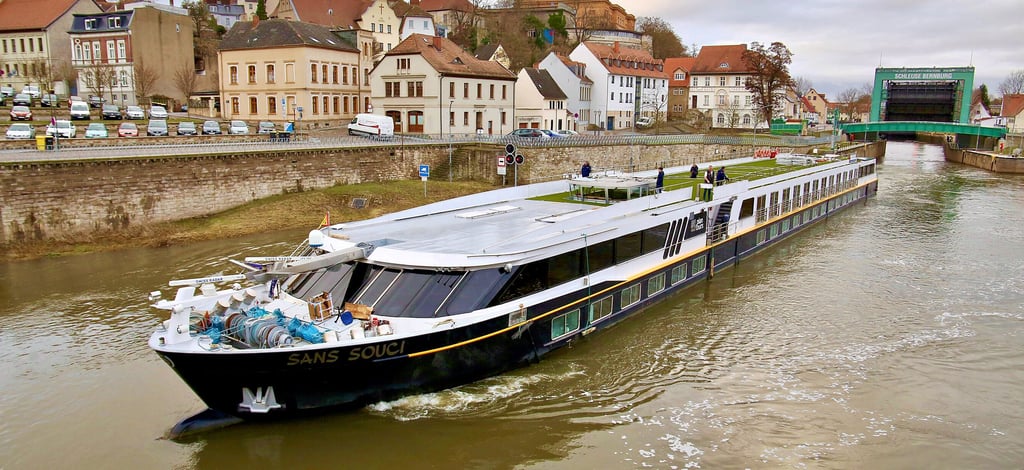 Die MS Sans Souci auf ihrem Weg über die Saale durch Bernburg in Richtung Frühling.