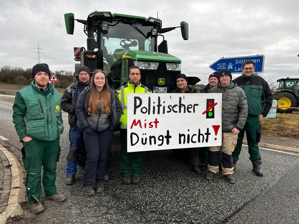 Aus Protest gegen die Ampel-Regierung: Landwirte aus Zappendorf und Müllerdorf blockieren die Auffahrt zur Autobahn A143.