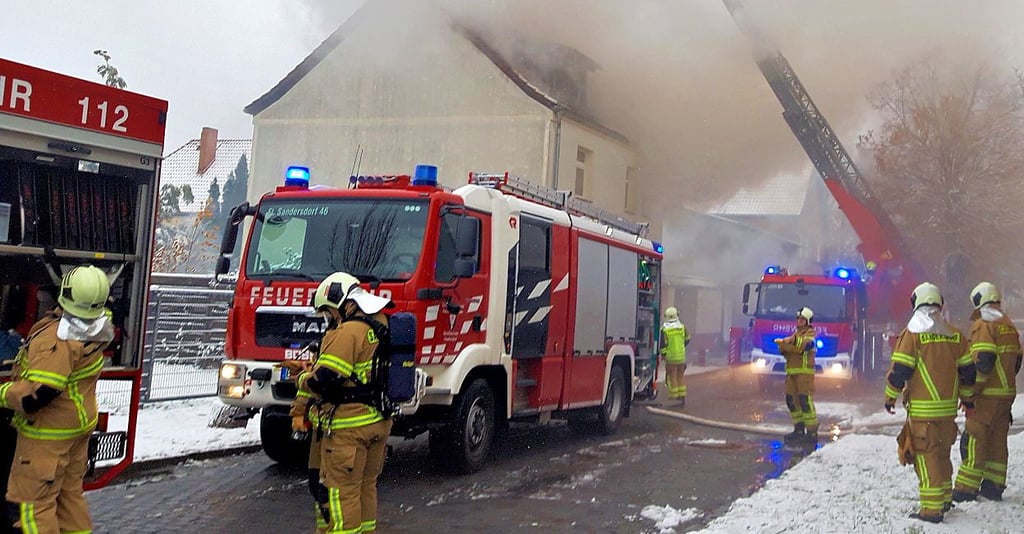 Die Kameraden der Feuerwehr bei einem Einsatz in Zerschendorf