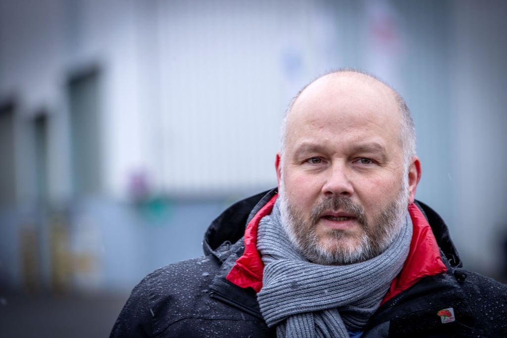 Daniel Friedrich spricht nach einer Belegschaftsversammlung auf der MV Werft.