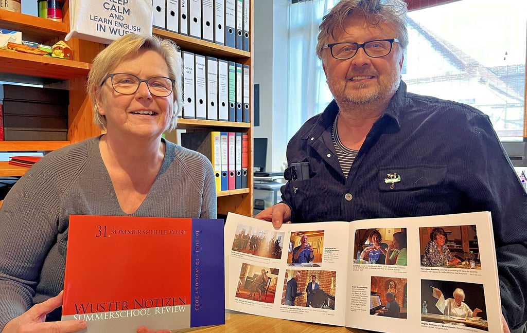 Ina Leutloff und Gerhard Faller-Walzer vom Wuster Sommerschul-Verein präsentieren die druckfrischen "Wuster Notizen". Ab heute können Teilnehmer sich auf der Internetseite des Vereins für die Sommerschule anmelden. Verlinkt sind hier nun auch die „Wuster Notizen“ und der neue Info-Flyer.