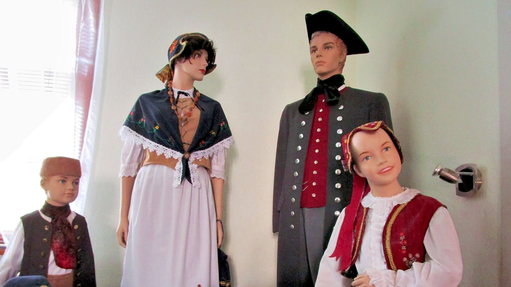 Eine ganze Familie in historischer Bördetracht ist am Ende des Treppenaufgangs im Döbbel-Haus zu sehen.