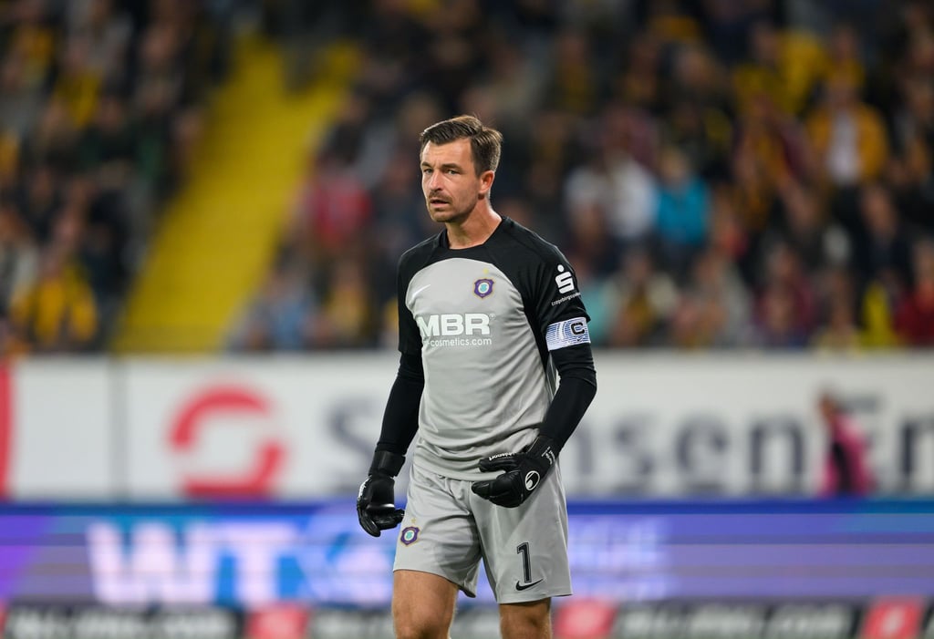 Aues Torwart Martin Männel steht auf dem Feld.