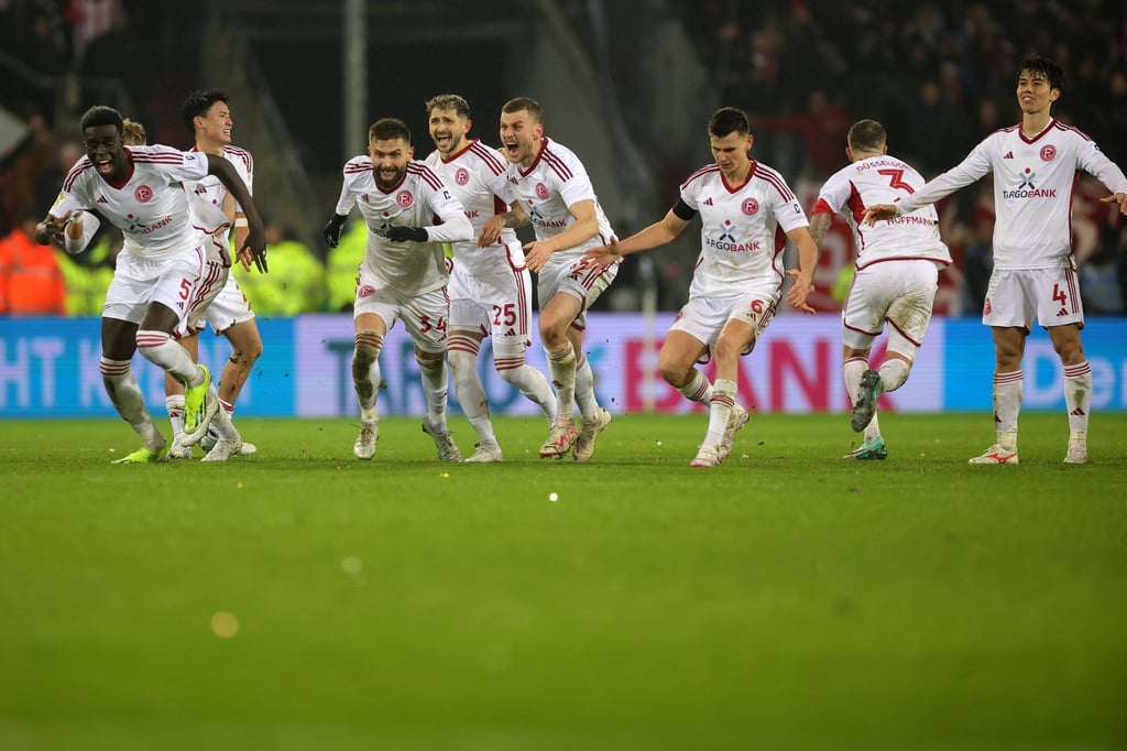 Düsseldorfs Spieler jubeln nach dem entscheidenden Elfmeter.