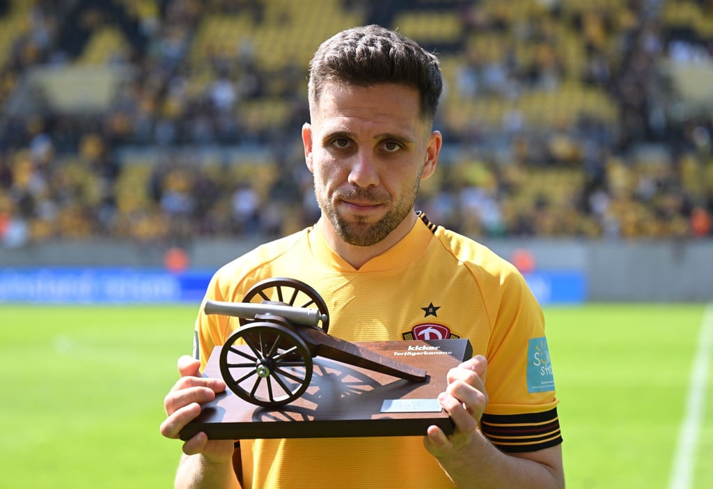 Dynamos Ahmet Arslan hält die Torjägerkanone in den Händen.