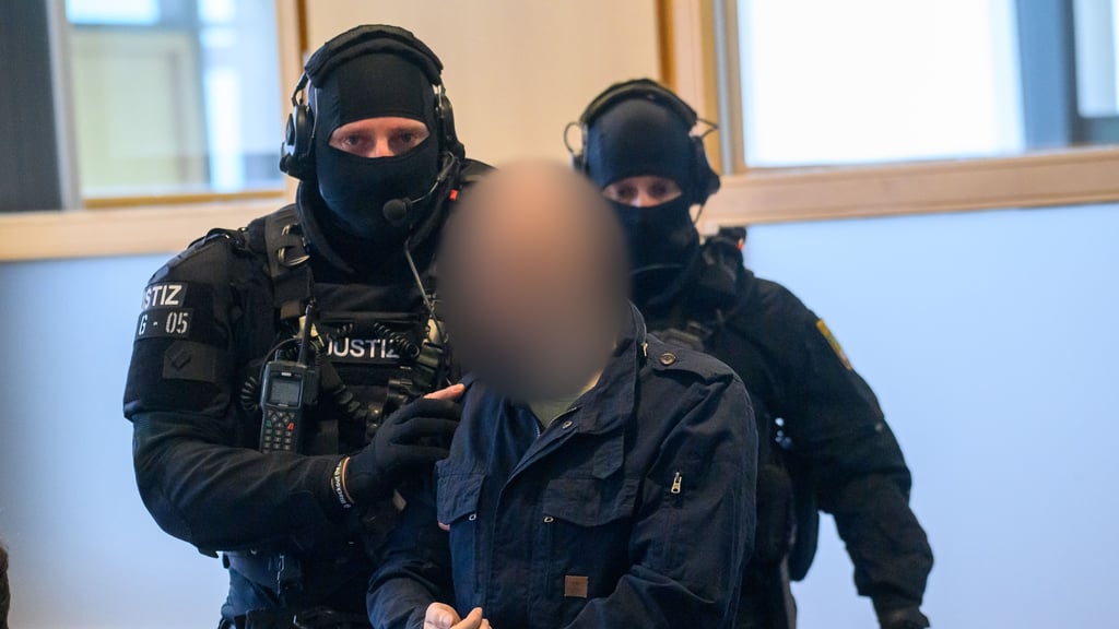 Der Angeklagte Stephan B. im Gerichtssaal. aktuell steht er wegen der Geiselnahme bei seinem Fluchtversuch erneut vor Gericht. 