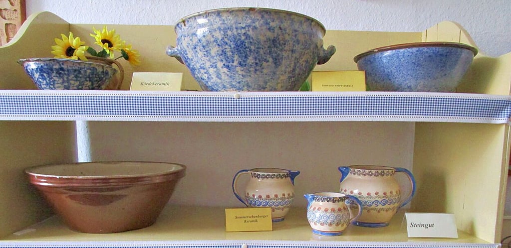 Historische Bördekeramik, Steingut und alte Topfkuchenformen können von Besuchern besichtigt werden.