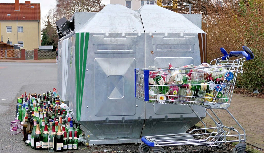 Wie hier in Staßfurt Nord Mitte Januar gab es an vielen weiteren Stellen im Salzlandkreis Probleme mit überfüllten Altglascontainern.