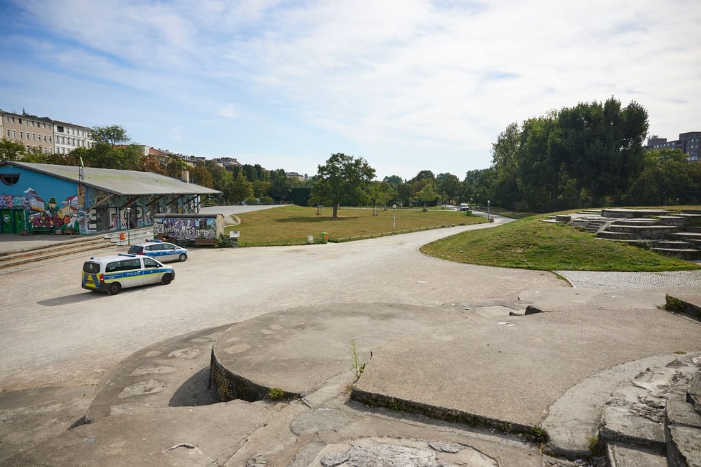 Die Polizei steht mit zwei Fahrzeugen im Görlitzer Park.