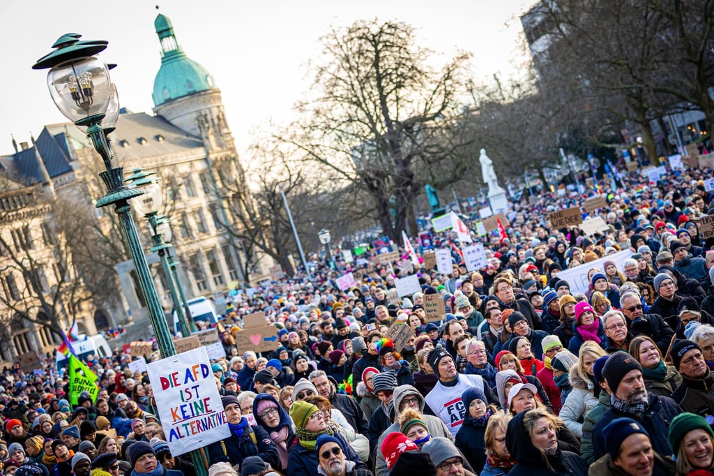 Zahlreiche Menschen nehmen an einer Demonstration gegen Rechtsextremismus auf dem Opernplatz teil.