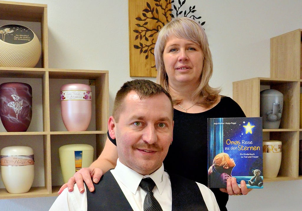 Für Bestatter Norman Stadler – hier mit Firmenmaskottchen Firo – und seine Partnerin Stefanie Fischer hat Familie einen hohen Stellenwert.