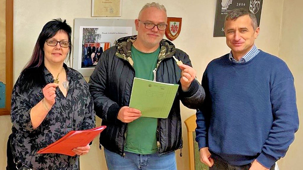 Csaba Döme (r.) vom Kinder- und Jugendbüro freut sich mit Jasmin Peters und Sebastian Weitz auf zahlreiche Besucher im vorübergehenden Domizil der Rottmersleber Jugend im Dorfgemeinschaftshaus.