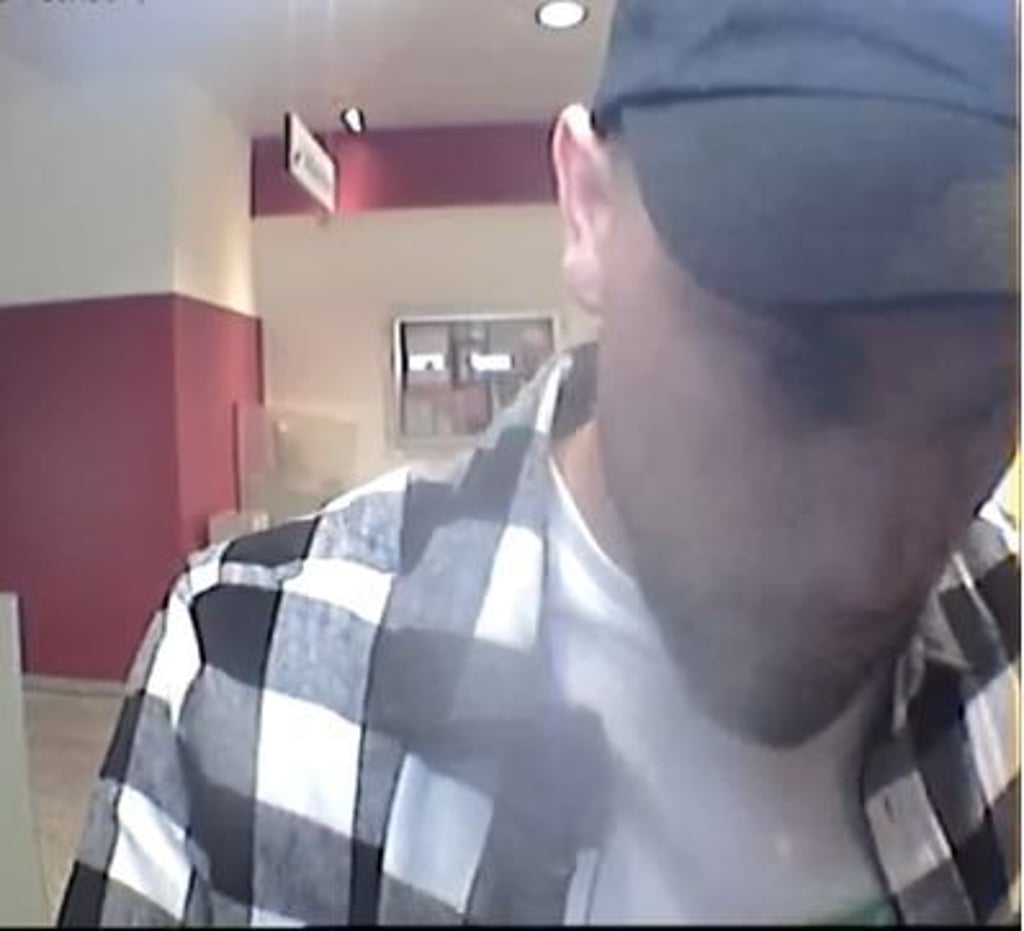 Dieser Mann könnte etwas mit dem Diebstahl und Betrug in Bitterfeld zu tun haben.
