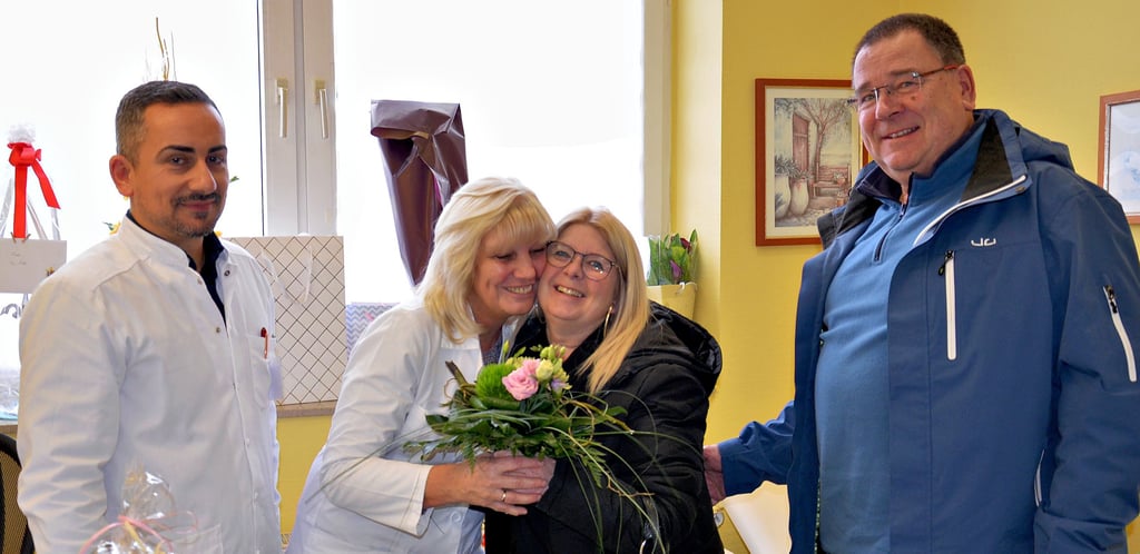 Herzliche Verabschiedung für Katrin Oder durch Sylva Rose und ihren Mann Andreas. Für die Allgemeinmedizinerin steht bereit der Internist und Gastroenterologe Dr. Robert Luta, der bislang viele Jahre im Harzklinikum in Quedlinburg arbeitete.