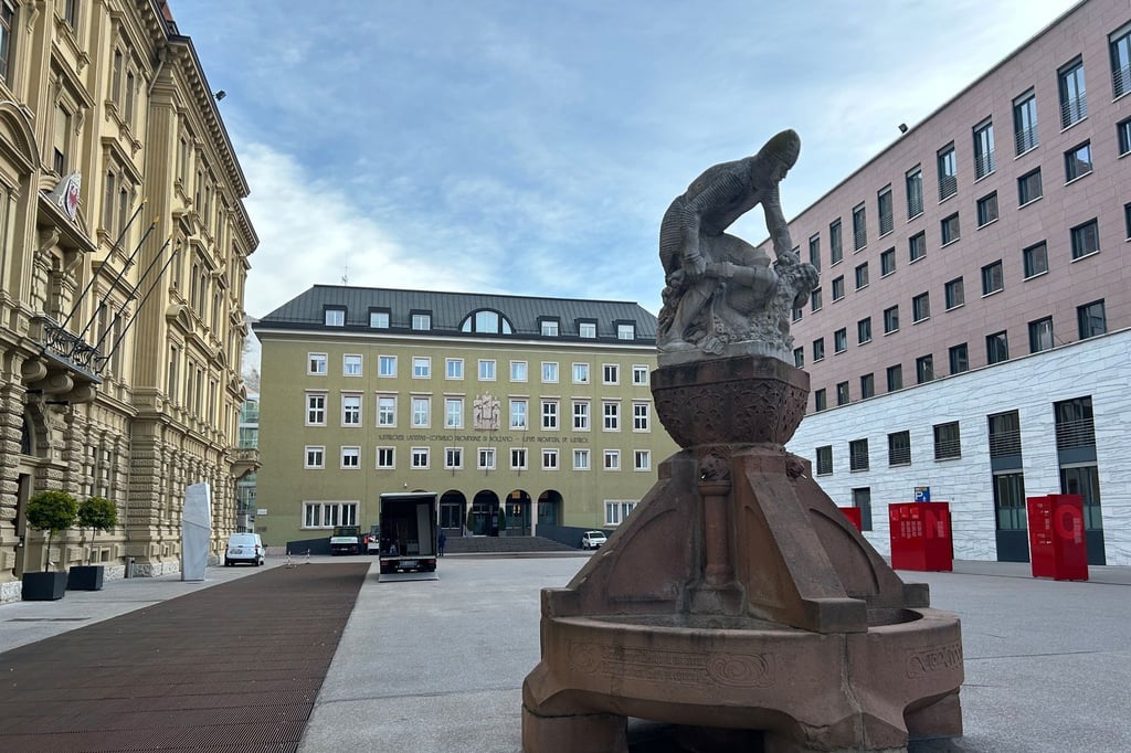 Der Silvius-Magnago-Platz in Südtirols Hauptstadt Bozen, links der Sitz der Landesregierung, in der Mitte das Parlamentsgebäude.