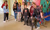 Anika Hendrich (r.) bringt regelmäßig ihren Hund Karl mit in die Schule – sehr zur Freude ihrer Schüler.