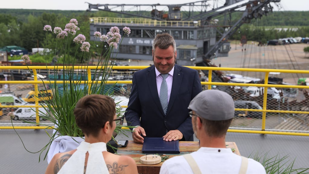 Enrico Schilling, Bürgermeister aus Gräfenhainichen vermählte 2023 Katja Kamphans und Alexander Bahlo.