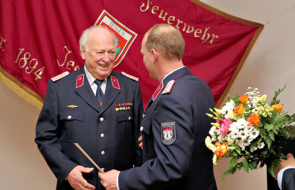 Seit 60 Jahren gehört Armin Döbelt der Freiwilligen Feuerwehr Jessen an. Das wird in der Jahreshauptversammlung gewürdigt. Ortswehrleiter Daniel Prinz spricht ihm die Anerkennung der ganzen Truppe aus.