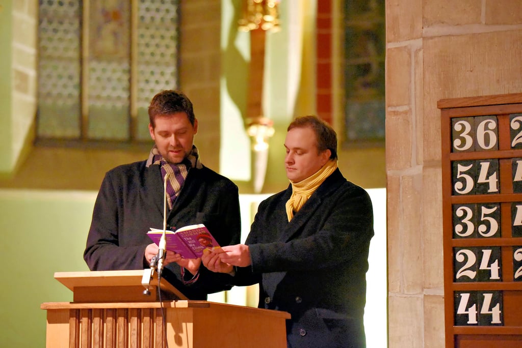 Pfarrer Martin Olejnicki (links) von der Gemeinde St. Jakob und Gemeindekirchenrat Ingolf Schramm hielten das Friedensgebet am Sonntag.