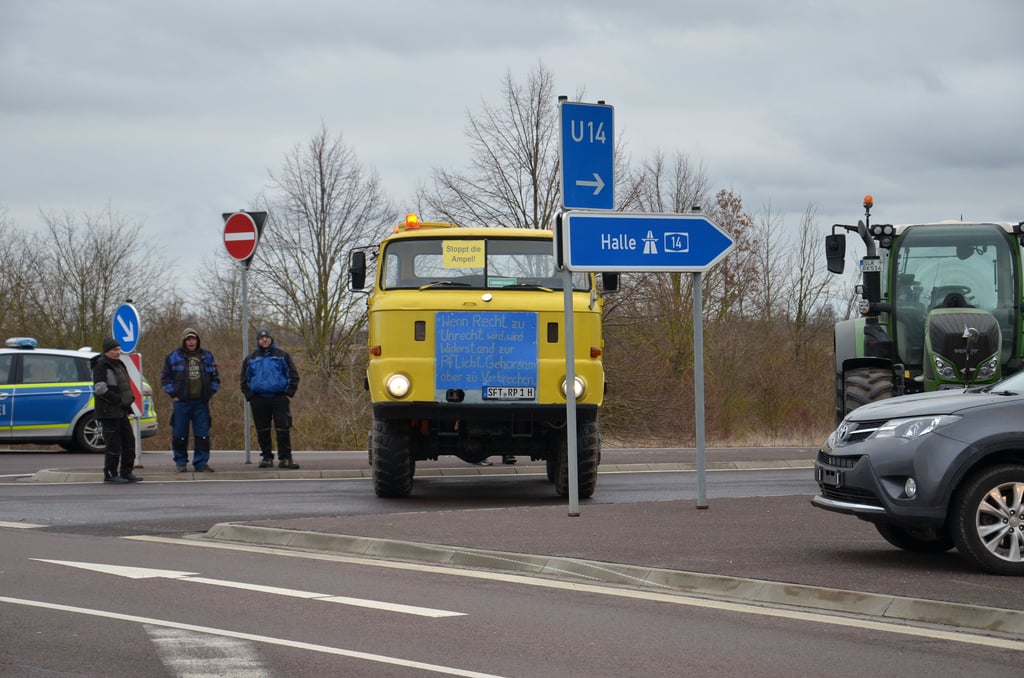 Die Auffahrt ist zu: Bauernprotest am Mittwoch in Staßfurt.
