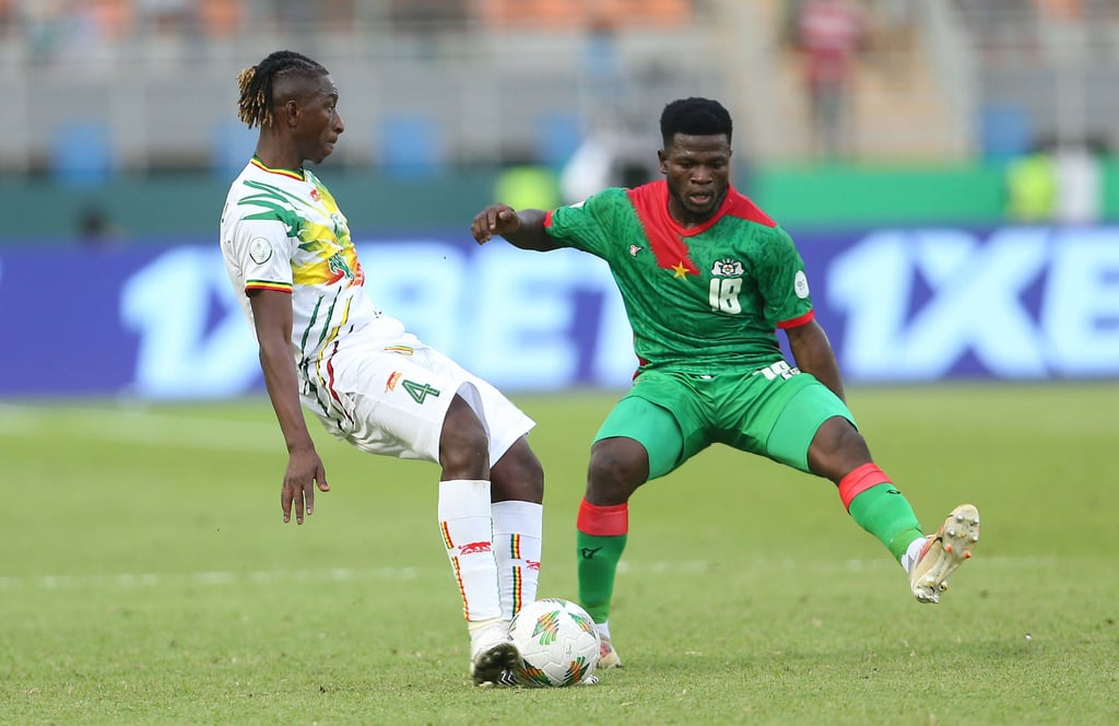 RB-Spieler Amadou Haidara (l.) erwartet Burkina Fasos Ismahila Quedraogo zum Duell beim Afrika-Cup