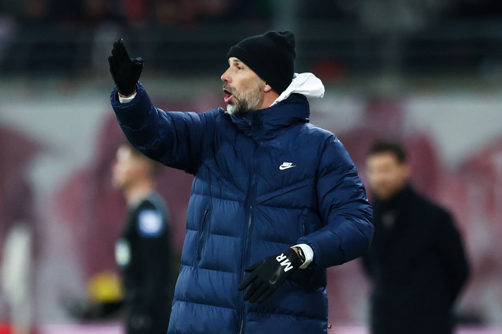 Fußball: Bundesliga, RB Leipzig - Bayer Leverkusen, 18. Spieltag, Red Bull Arena. Leipzigs Trainer Marco Rose gibt Anweisungen.