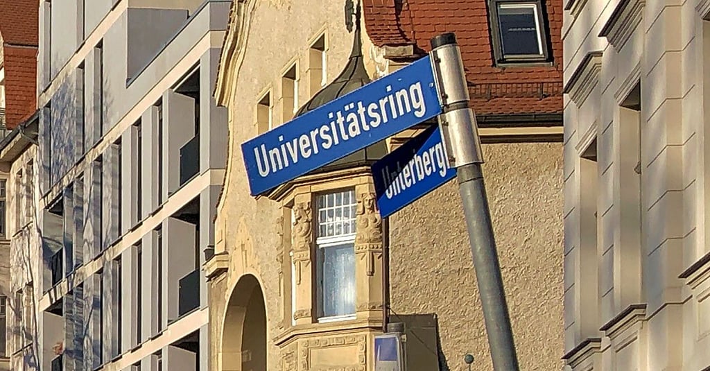 Die Uniring-Straßenschilder werden zum Teil ausgetauscht.