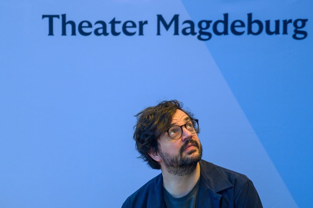Julien Chavaz, Generalintendant und Operndirektor am Theater Magdeburg sitzt auf dem Podium einer Pressekonferenz.