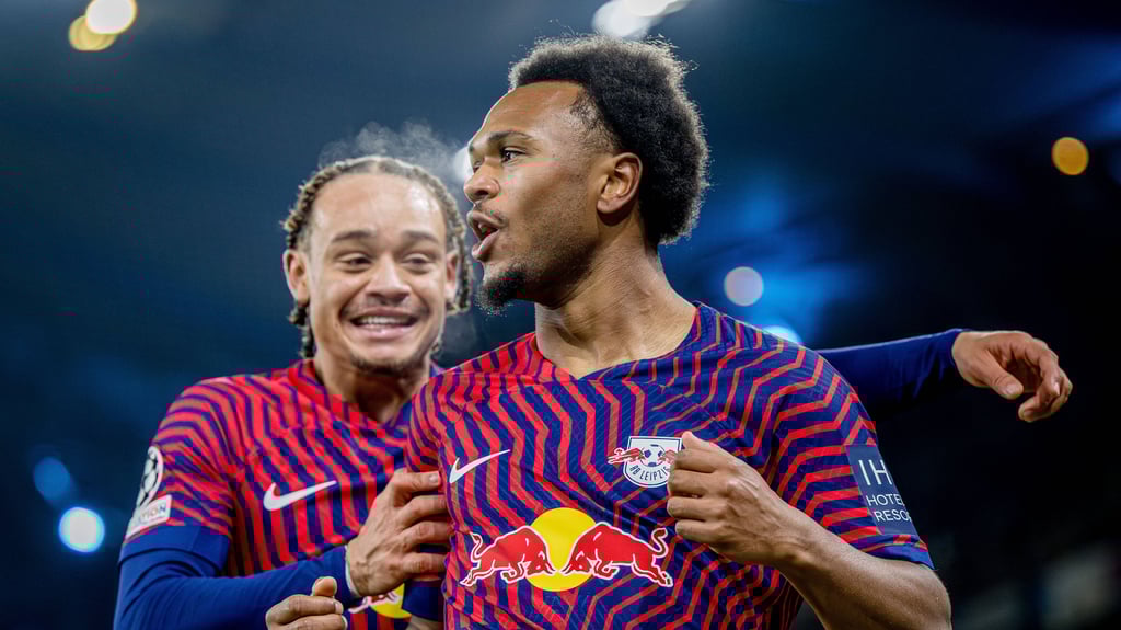Lois Openda und Xavi Simons (l.) beim Torjubel.