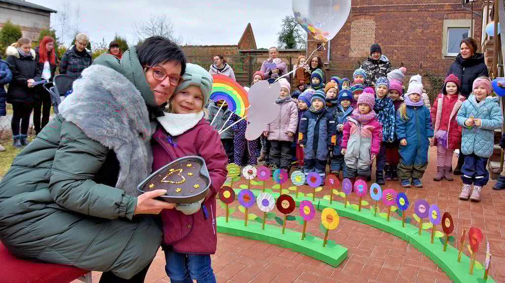 „Ich schenke dir ein Kuchenherz, drauf steht: Ich mag dich so!“, singen die „Beekstrolche“ in Bülstringen. Die kleine Greta überreicht der Erzieherin Marina Müller einen herzförmigen Kuchen zum Abschied. Das Mädchen wird aber die Geehrte weiter regelmäßig sehen, denn Marina Müller ist Gretas Oma.