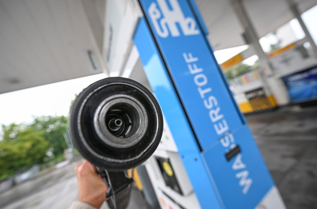 Ein Füllstutzen zur Betankung von Wasserstoff Fahrzeugen an einer Zapfsäule für Wasserstoff an einer Tankstelle.