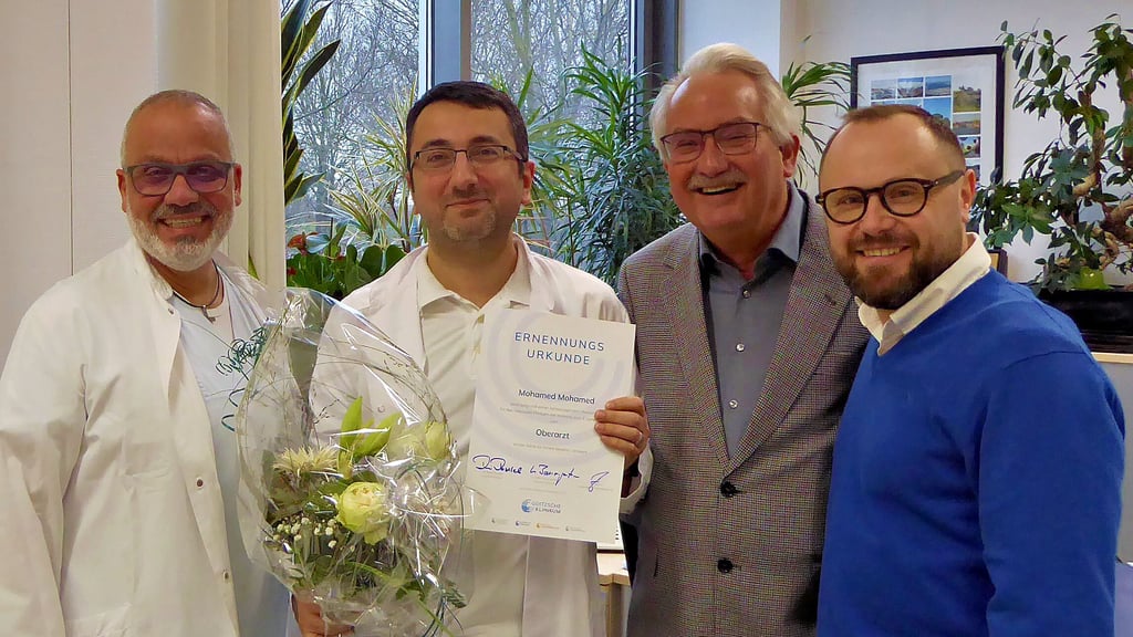 Seit Beginn des Jahres hat die Medizinische Klinik I des Goitzsche Klinikums einen neuen Oberarzt: Der Kardiologe Mohamed Mohamed erhielt die Ernennungsurkunde aus den Händen des Ärztlichen Direktors Dr. Volker Baumgarten und des Chefarztes Anwar Hanna. Auf dem Foto zu sehen sind (v. l. n. r.): Chefarzt Hanna, Oberarzt Mohamed, Dr. Baumgarten und Tino Rasch (Personalleiter).