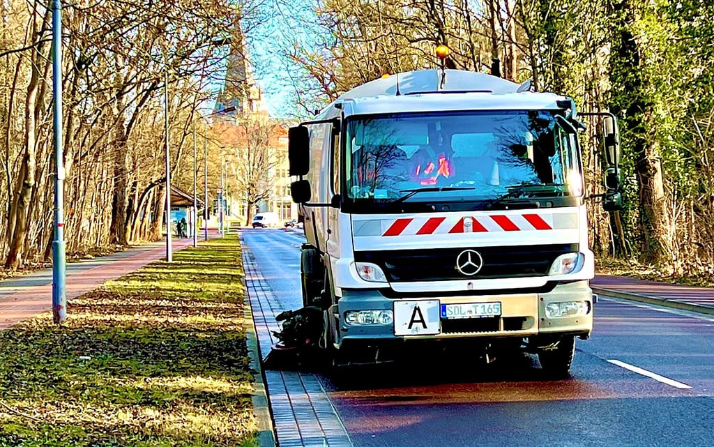 Die Kehrmaschine soll ab September auf etlichen Hauptverkehrsstraßen in Bernburg, wie hier auf der Krumbholzallee, nur noch einmal pro Woche die Fahrbahn reinigen.