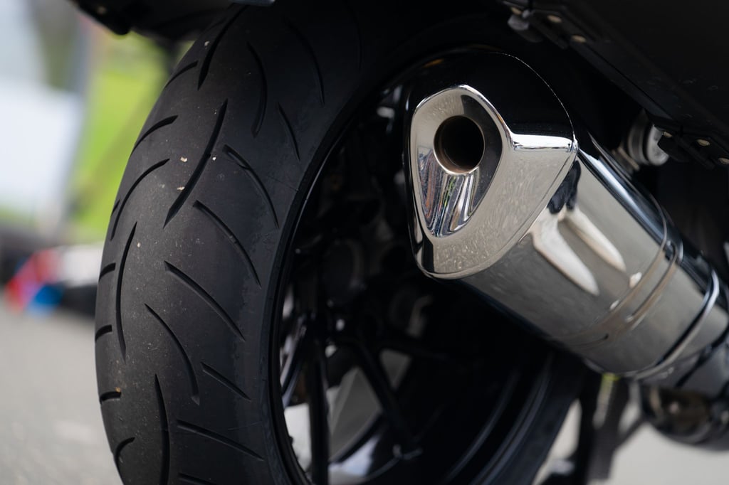 Der Auspuff eines Motorrads.