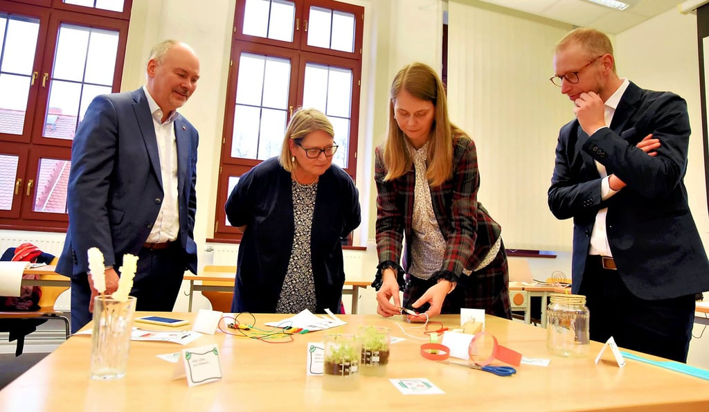 Professorin Korinna Bade (3. v. l.) zeigt Hochschulpräsident Jörg Bagdahn (1. v. l.), Staatssekretärin Susi Möbbeck (2. v. l.) und ihrem Mitarbeiter Martin Schubert (r. ). einige der Experimente aus der App.