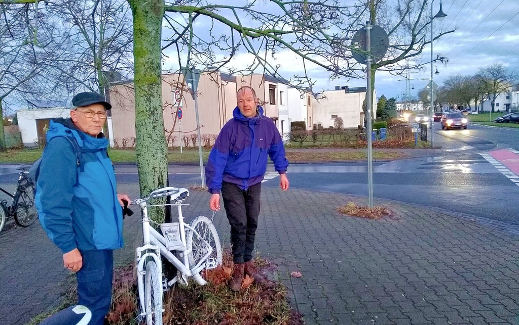 Klaus-Dieter Koch und Frank Brune, ADFC-Regionalverband, beräumen nach zwei Jahren das Geisterrad an der Unfallstelle in Dessaus Damaschkestraße.
