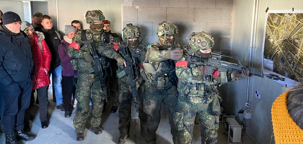 Soldaten in Aktion beim Bewerbertag: Das Vorgehen beim Häuserkampf wurde an einer der Stationen gezeigt.