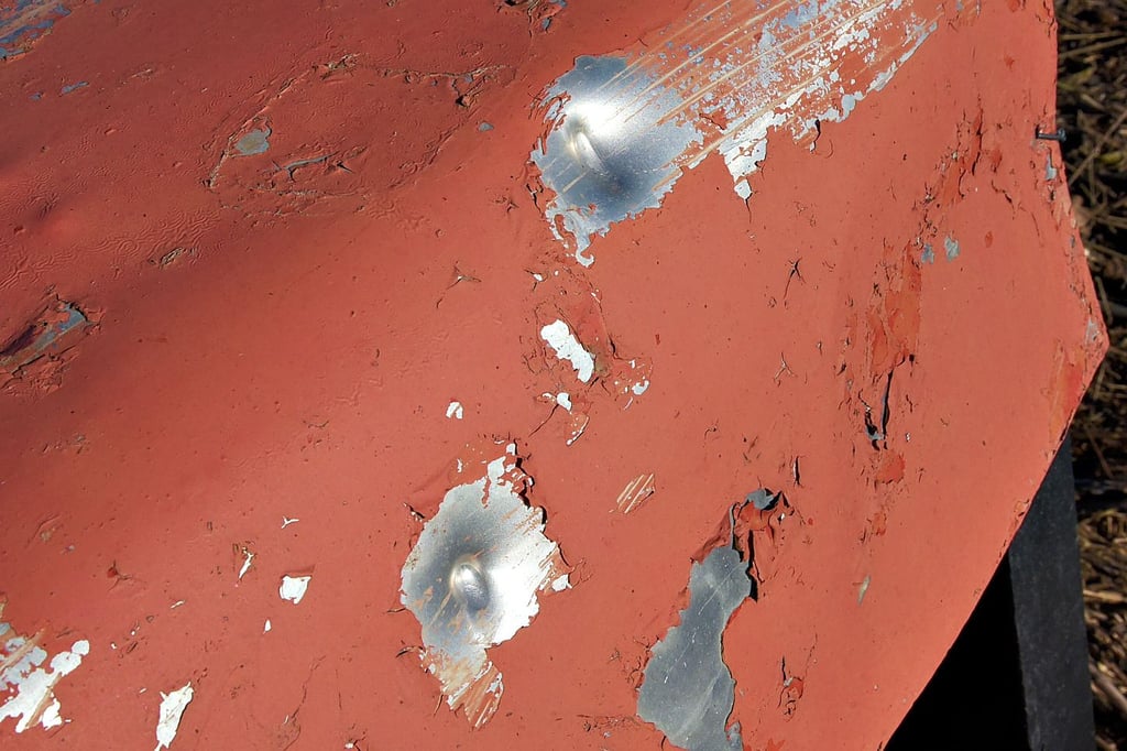 Hier trafen zwei Projektile die alte Fährwinde auf der Werkleitzer Saaleseite. Vermutlich stammen sie aus einer leistungsgesteigerten Luftdruckwaffe.