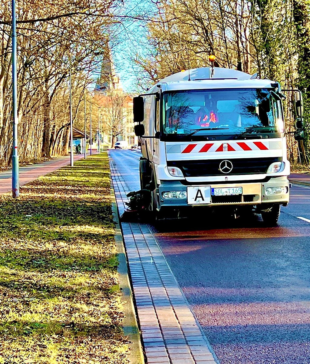 Die Kehrmaschine soll ab September auf etlichen Hauptverkehrsstraßen in Bernburg, wie hier auf der Krumbholzallee, nur noch einmal pro Woche die Fahrbahn reinigen.