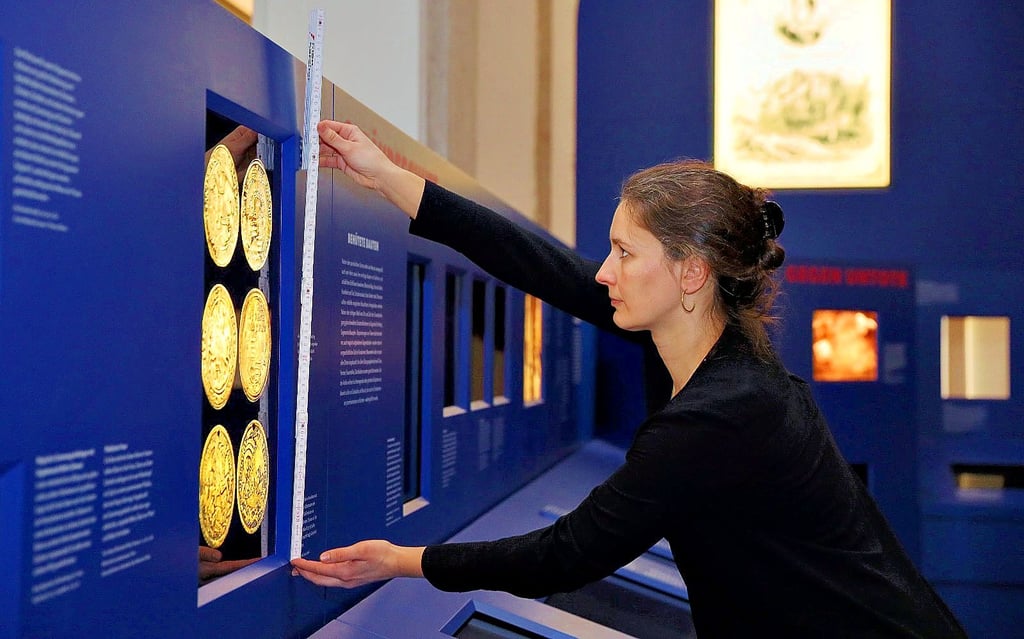 Der Ausstellungsbau ist so gut wie abgeschlossen: Kuratorin Anne Wolsfeld prüft, ob alles dem Konzept entspricht. Als nächstes sollen die Ausstellungsstücke an Ort und Stelle kommen.