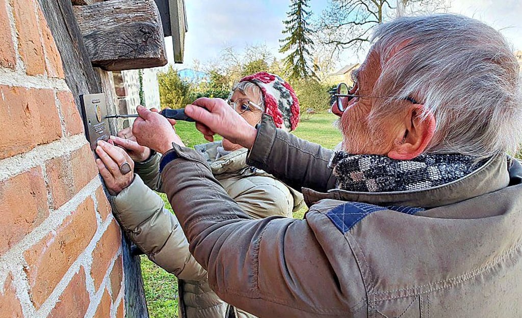 Jörg Dutschke und Bärbel Hornemann brachten ein Bronzeschild an.