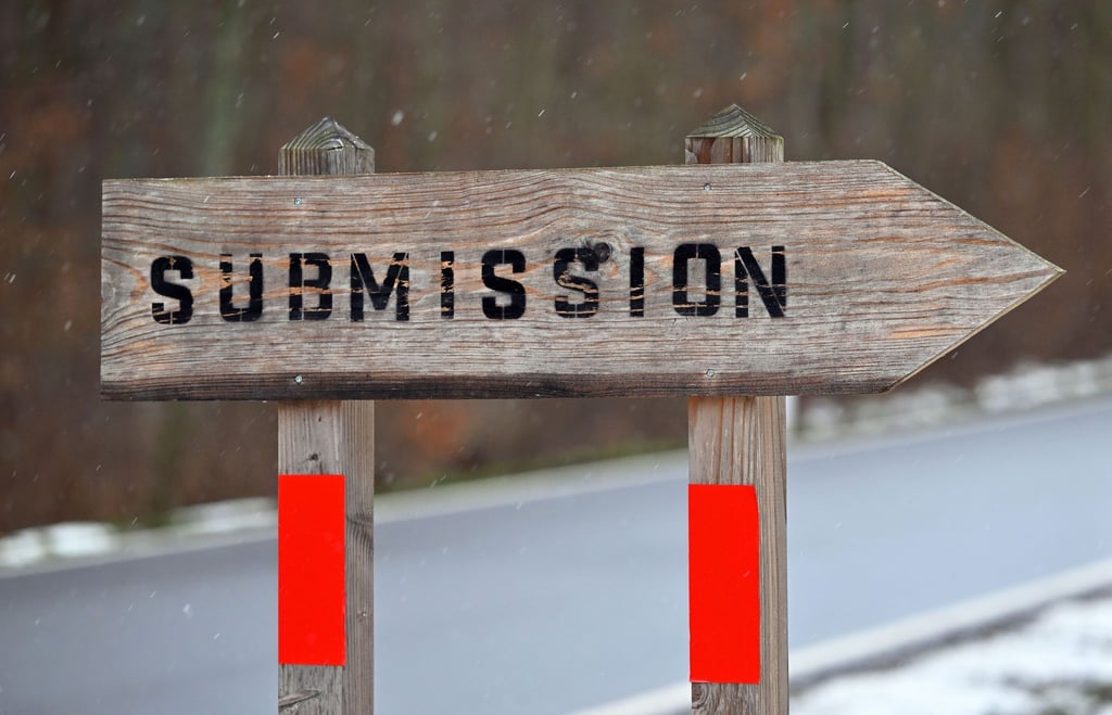 Ein Schild weist den Weg zum sogenannten Submissionsplatz der Landesforstanstalt Thüringenforst.
