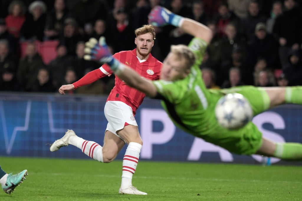 Yorbe Vertessen von PSV Eindhoven erzielt ein Tor.