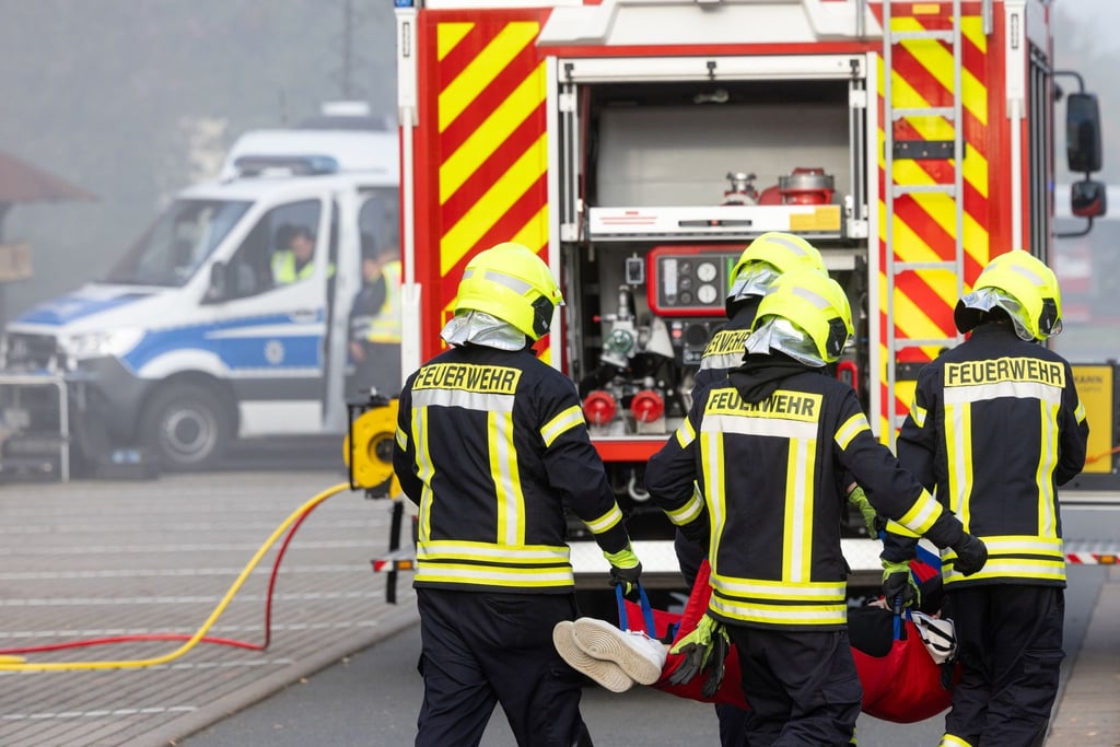 Einsatzkräfte üben auf dem Gelände der Kyffhäuserkaserne ihr Zusammenspiel nach einer fiktiven Explosion in einem Wohnheim.