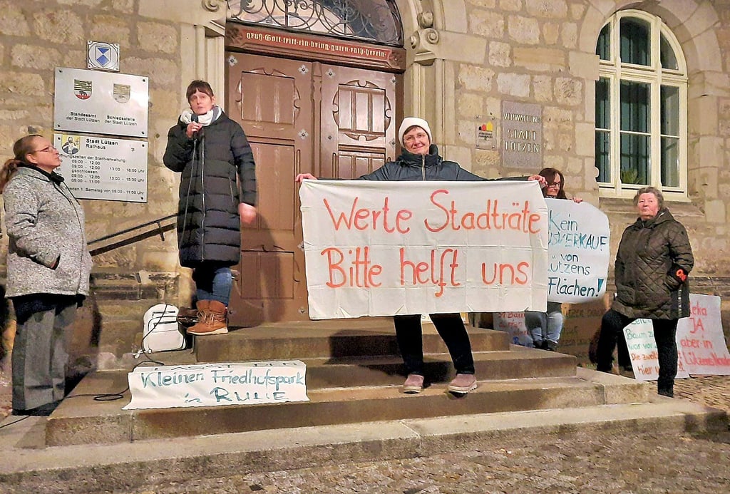 Dem Wunsch der Protestierenden kamen die Stadträte insofern entegegen, als dass die Entscheidung zum Edeka-Neubau vertagt wurde.