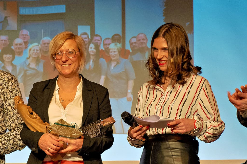 Freude bei Grit Datow (links), hier im Gespräch mit Moderatorin Susann Böttcher. Die Zeitzer Unternehmerin hat am Donnerstagaben den Unternehmerpreis Zeitzer Michael gewonnen. 