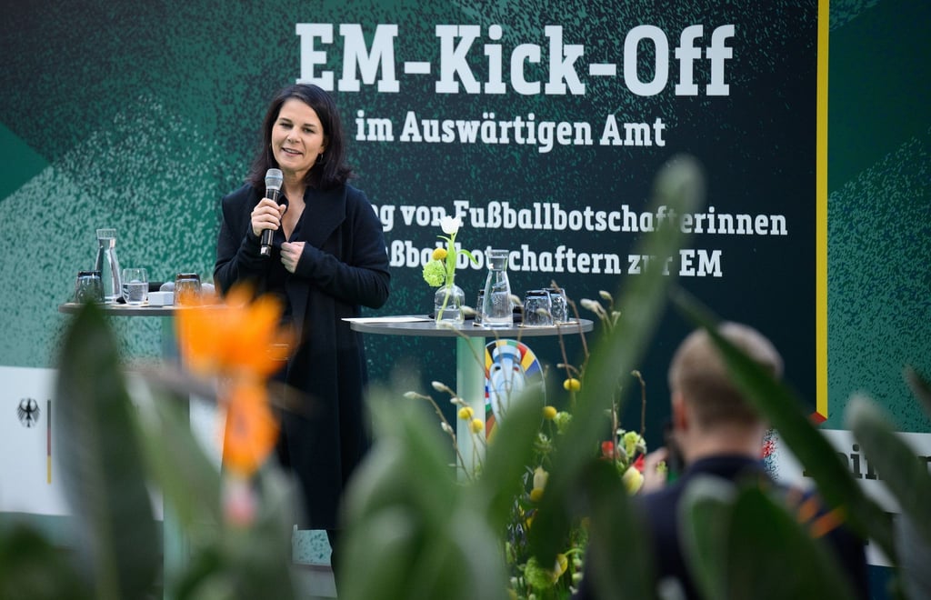 Außenministerin Annalena Baerbock bei der Entsendung der Fußballbotschafterinnen und -botschafter.
