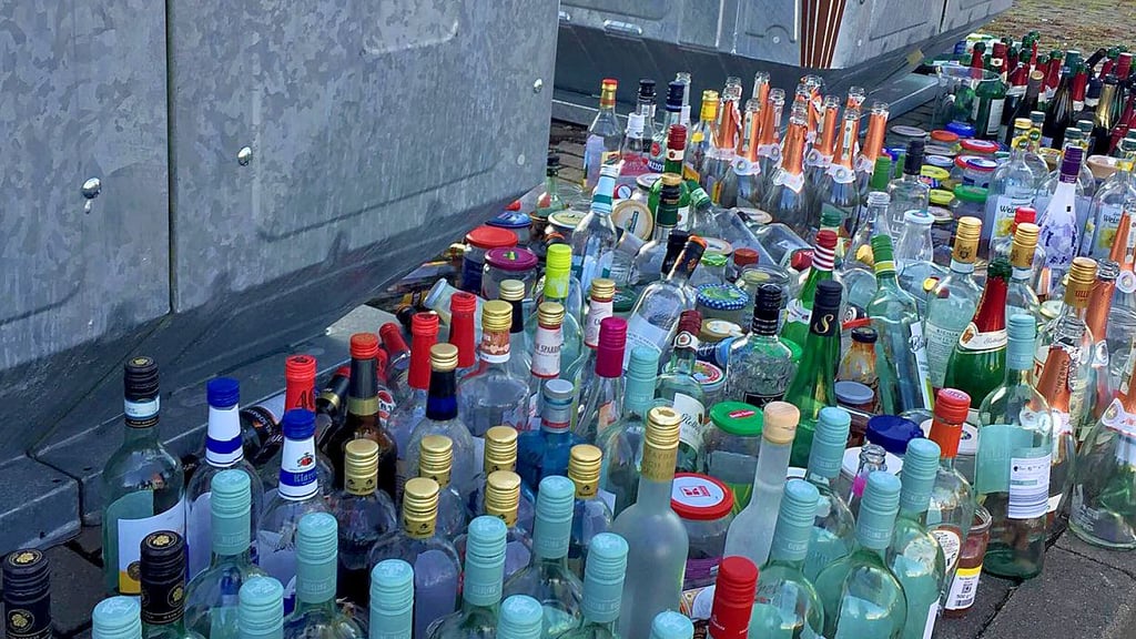Chaos am Container - auch in Frose werden die Flaschen davor abgestellt, weil der Platz nicht ausreicht. Allerdings schön sortiert.